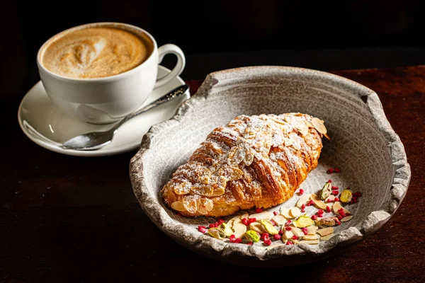 Cappuccino Wih Croissan Amêndoa Mesa — Fotografia de Stock