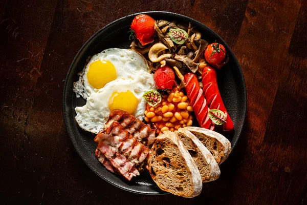 English Breakfast Bacon Sausage Fried Egg Baked Beans — Stock Photo, Image