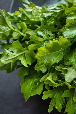 Taze roka yaprakları masada.