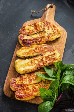 Haloumi çok kızartılmış geleneksel bir yemektir.