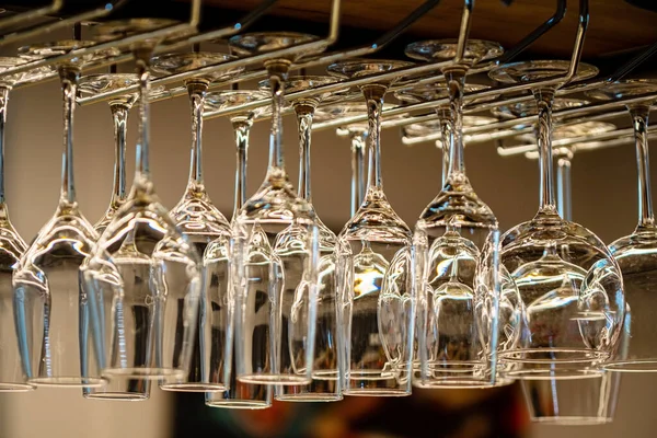Verschillende Lege Schone Glazen Teller Bar — Stockfoto