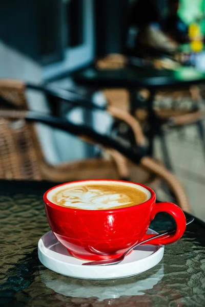 Cappuccino Nella Tazza Rossa — Foto Stock