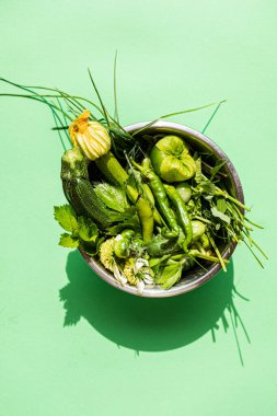 yeşil arka planda yeşil sebzeler