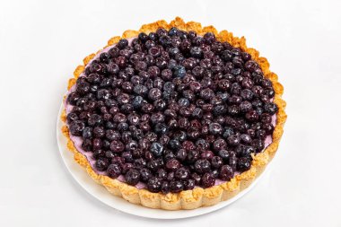 Fırında yaban mersini ve peynirli tatlı cheesecake.