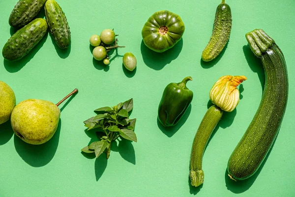 緑の背景にある緑の野菜 — ストック写真