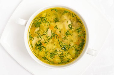 Havuçlu, patatesli ve lahanalı sebze suyu, bezelye ve ekmek. Çocuklar için sağlıklı yiyecekler. 