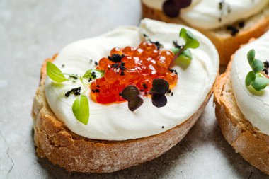 Havyarlı ve otlu kanepe