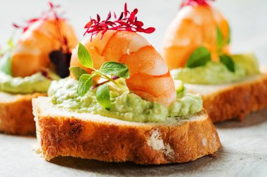 Krem peynirli ve karidesli kanepe