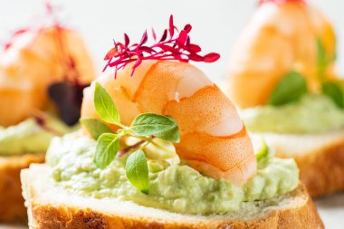 Krem peynirli ve karidesli kanepe