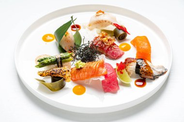 Beyaz üzerine lezzetli suşi.