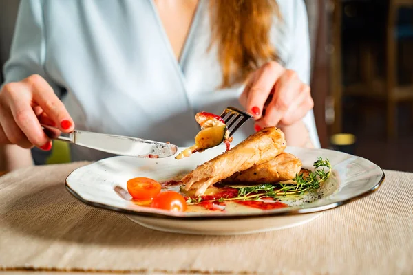 Frau Isst Gebratenes Hühnerfilet Vom Grill — Stockfoto