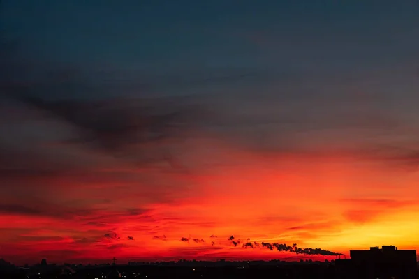 Pomarańczowy Zachód Słońca Nad Dużym Miastem — Zdjęcie stockowe