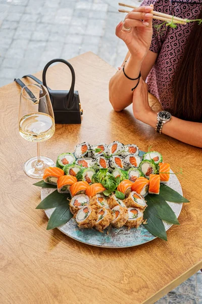 Donna Mangiare Sushi Nel Caffè — Foto Stock