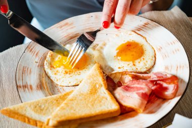 Kafede geleneksel kahvaltı.