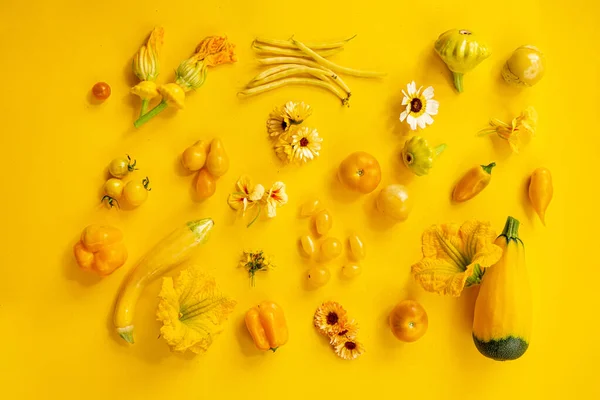 黄色の野菜を背景に — ストック写真