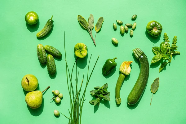 緑の背景にある緑の野菜 — ストック写真