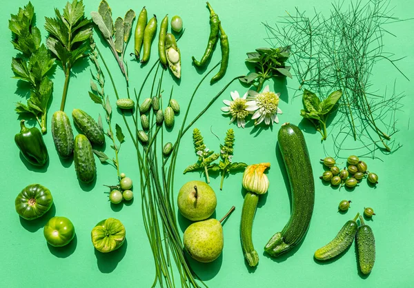 緑の背景にある緑の野菜 — ストック写真