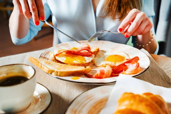 Femme Prenant Petit Déjeuner Traditionnel Dans Café — Photo