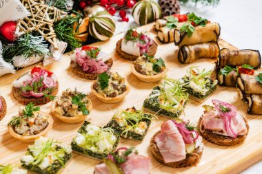 Noel mezeleri masada.