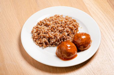 Tahta arka planda köfteli karabuğday.