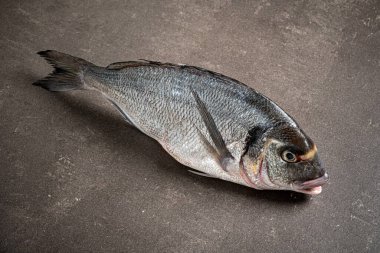 Taşın üstünde çiğ balık