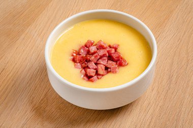 Kremalı, havuçlu ve pastırmalı sonbahar sebze çorbası.