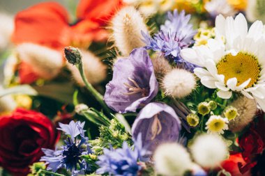 Beyaz arka planda farklı çiçeklerden oluşan bir buket.