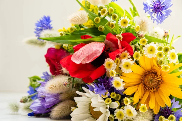 Bloemen Boeket Van Verschillende Bloemen Een Witte Achtergrond — Stockfoto