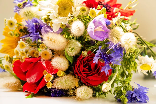 Bloemen Boeket Van Verschillende Bloemen Een Witte Achtergrond — Stockfoto