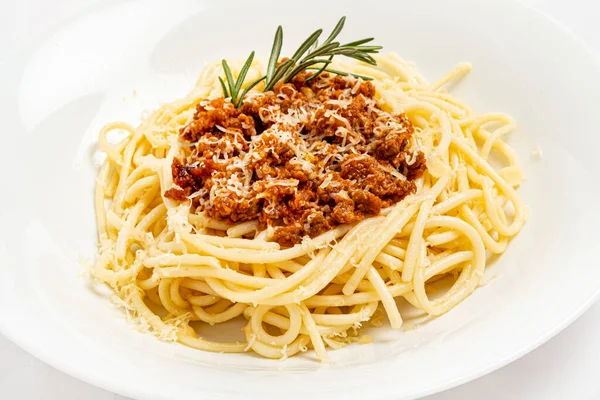 Вкусные Традиционные Итальянские Спагетти Болоньезе Говядиной Томатным Соусом Украшенным Свежим — стоковое фото
