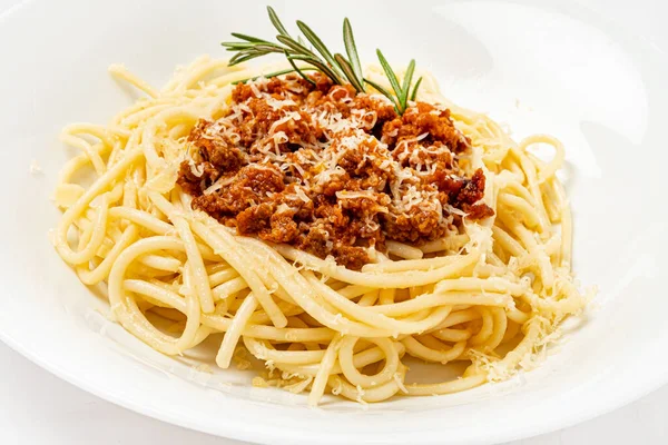 Вкусные Традиционные Итальянские Спагетти Болоньезе Говядиной Томатным Соусом Украшенным Свежим — стоковое фото