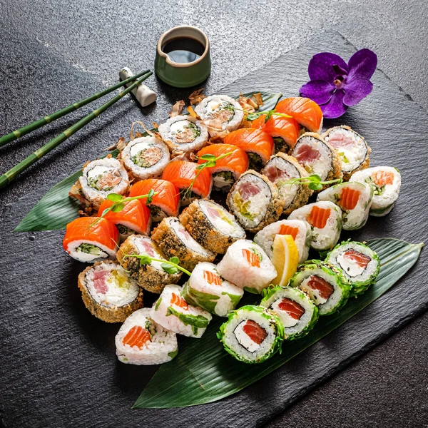 Sushi Smakosz Czarnym Kamieniu — Zdjęcie stockowe