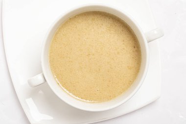 Püre yaban havucu ve doğranmış sebze çorbası kremalı krema..