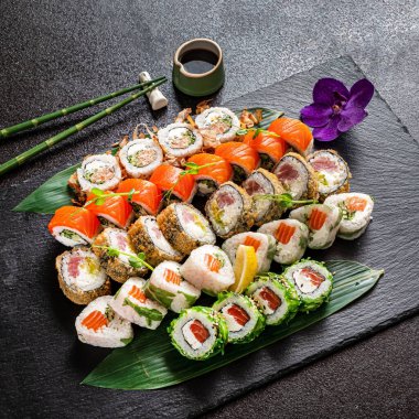 Siyah arka planda gurme suşisi