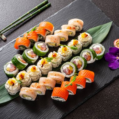 Siyah arka planda gurme suşisi