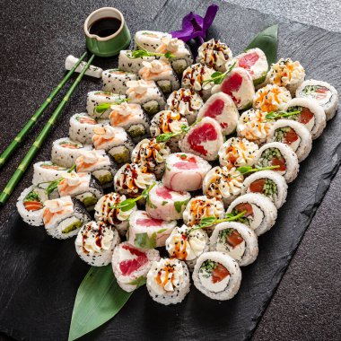 Siyah arka planda gurme suşisi