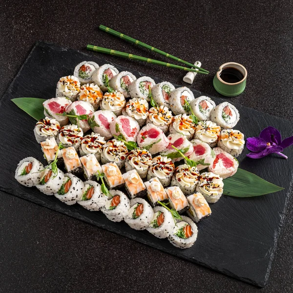 Sushi Gourmet Pedra Preta — Fotografia de Stock