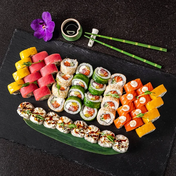 Sushi Gourmet Piedra Negra —  Fotos de Stock