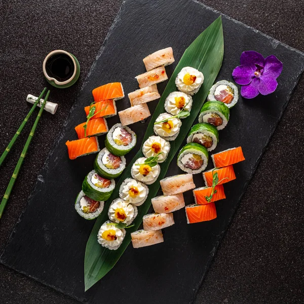 Sushi Gourmet Sobre Fondo Negro —  Fotos de Stock