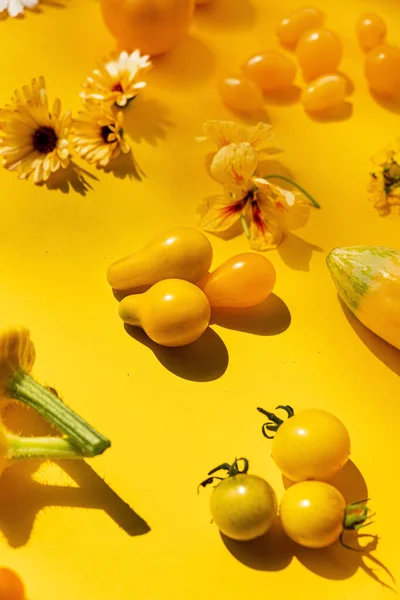 Żółto Białe Pomidory Jasnym Tle — Zdjęcie stockowe