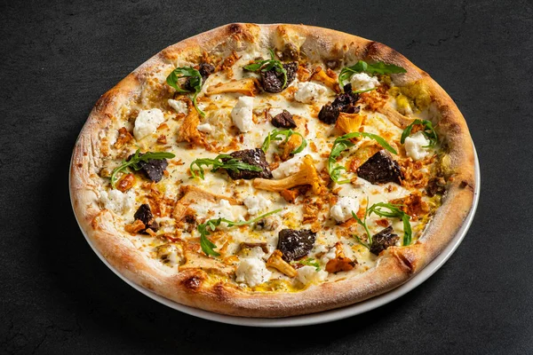 God Pizza Med Kantareller Och Grönsaker — Stockfoto