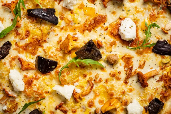God Pizza Med Kantareller Och Grönsaker — Stockfoto