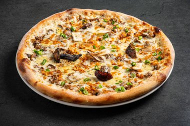 Siyah arka planda mantarlı pizza.