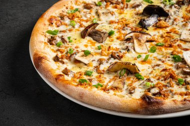 Mantar ve sebze pizza