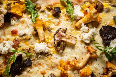 Mantar ve sebze pizza