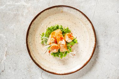 Sebze ve soslu börek.