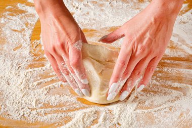 Şef kafede pizza yapıyor.