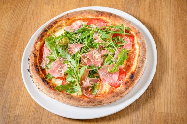 Jambonlu pizza ve roket salatası.