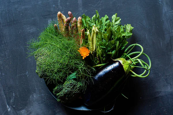 暗い背景に新鮮な野菜 — ストック写真