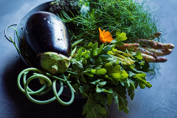 暗い背景に新鮮な野菜 — ストック写真